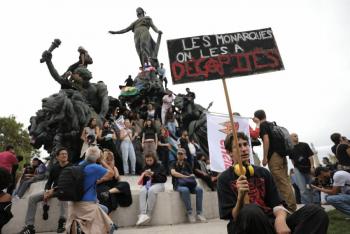 Manifestantes de esquerda protestam na Franca contra el novo primer ministro