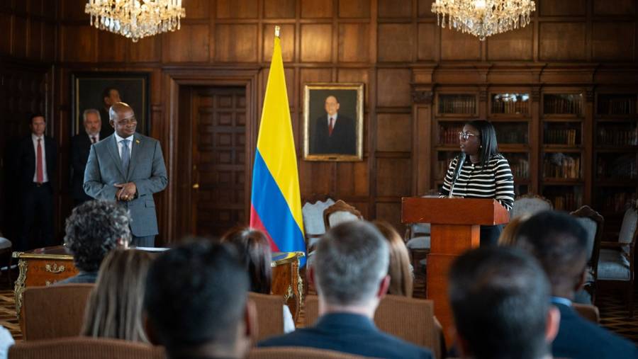 ‘Usted representa a los pueblos de la otra Colombia”: canciller Murillo al posesionar a la nueva viceministra de asuntos multilaterales, Kandya Gisella Obezo