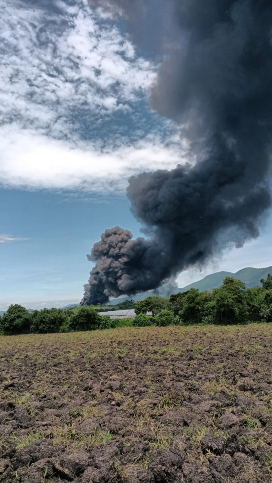 Explosión de pipa en autopista Guadalajara-Colima provoca cierre total y caos vial