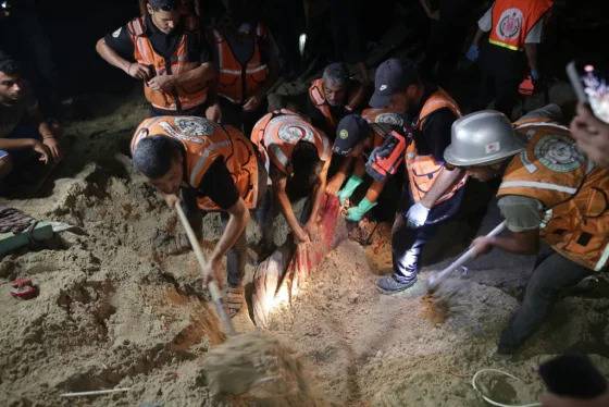 Ataque aéreo israelí golpea zona humanitaria en Gaza, se reportan decenas de muertos y heridos