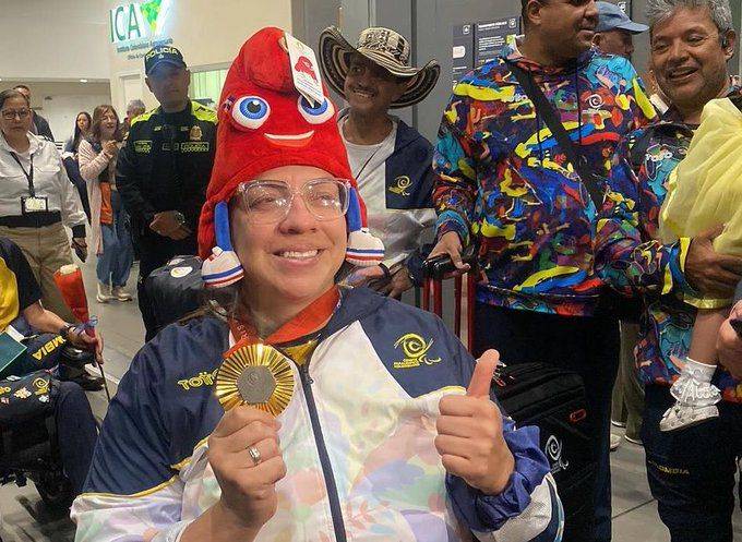 Vuelven deportistas paral&iacute;mpicos como h&eacute;roes en Bogot&aacute;