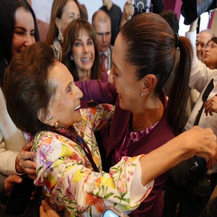 Ifigenia Martínez la responsable de colocar la banda presidencial a Claudia Sheinbaum