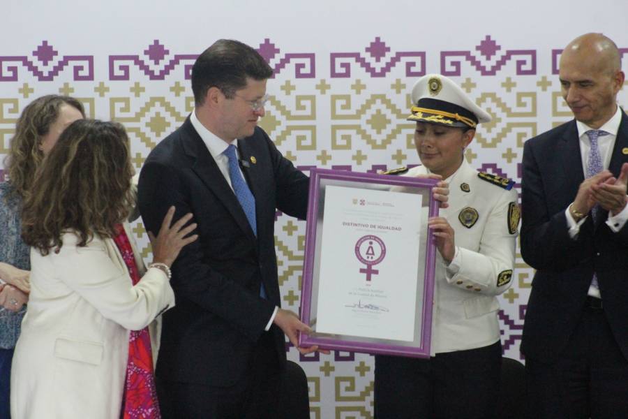Entrega SEMUJERES a la policía auxiliar distintivo de igualdad entre mujeres y hombres