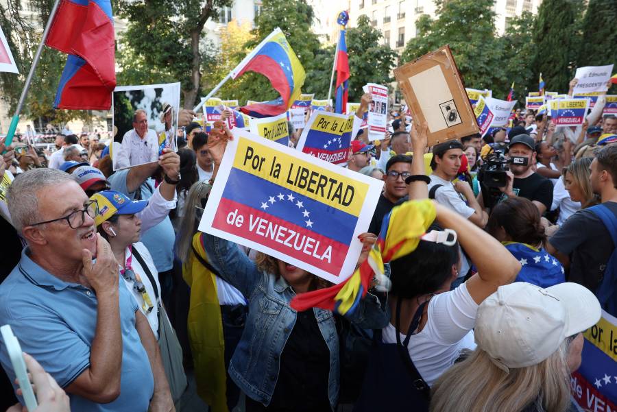 Oposición venezolana se manifiesta ante el Congreso español en apoyo a González Urrutia