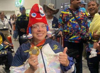 Vuelven deportistas paralímpicos como héroes en Bogotá
