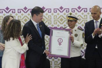 Entrega SEMUJERES a la polic&iacute;a auxiliar distintivo de igualdad entre mujeres y hombres