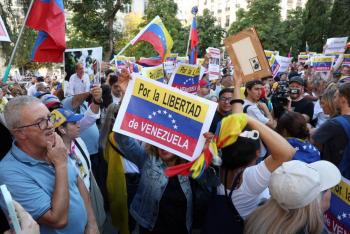Oposici&oacute;n venezolana se manifiesta ante el Congreso espa&ntilde;ol en apoyo a Gonz&aacute;lez Urrutia