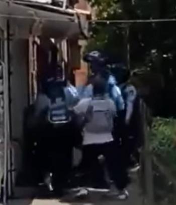 Conflicto violento entre guardas de tr&aacute;nsito e infractor en Bello