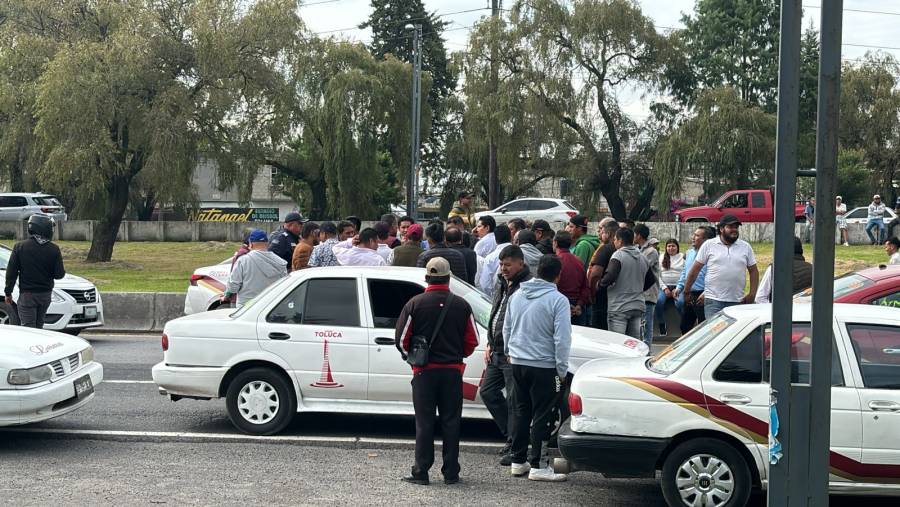 Taxistas bloquean acceso a Toluca; exigen mejores condiciones viales