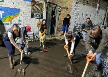 Desbordamiento del R&iacute;o Alcalica afecta tianguis en Amecameca sin da&ntilde;os mayores