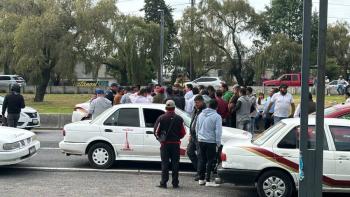 Taxistas bloquean acceso a Toluca; exigen mejores condiciones viales