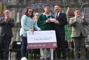 Batres entrega de tarjetas de “Mi Beca para Empezar” para alumnos de nuevo ingreso