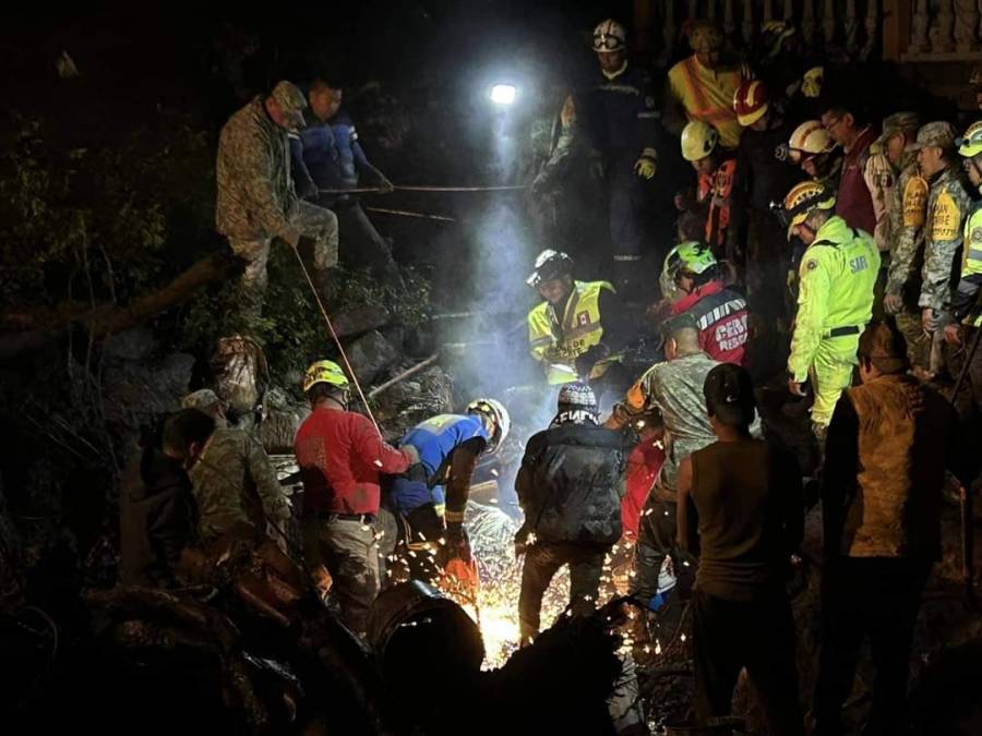 Comienzan trabajos de rescate, tras deslave en cerro de Jilotzingo