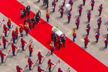 Masiva asistencia de simpatizantes en ceremonia f&uacute;nebre de Fujimori, en Per&uacute;