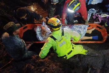 Rescatan a tres personas tras deslave en San Luis Ayucan