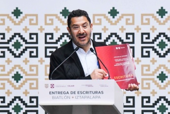 Entrega de escrituras en Iztapalapa brinda certeza jur&iacute;dica a residentes tras d&eacute;cadas de espera