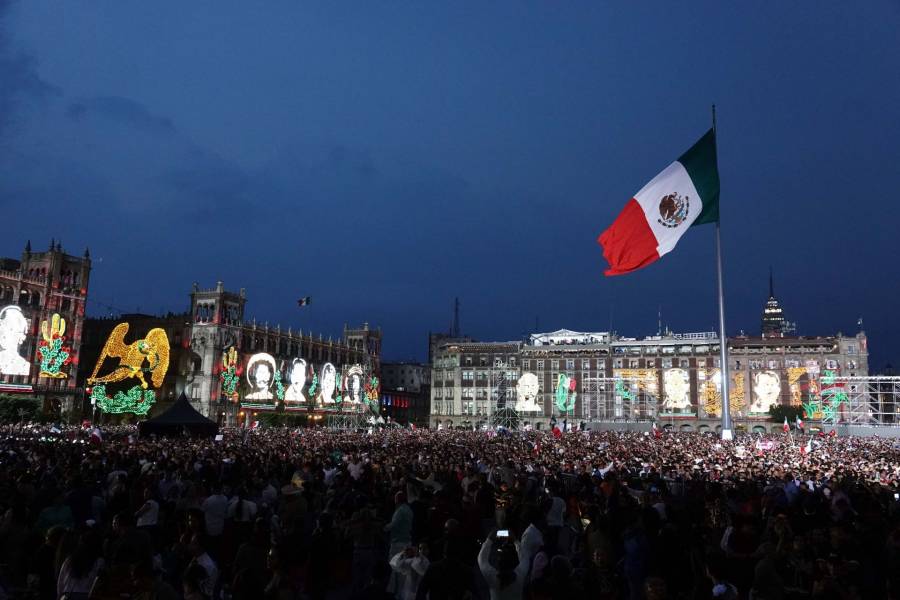 El Zócalo capitalino se llena de público para el aniversario de la independencia de México