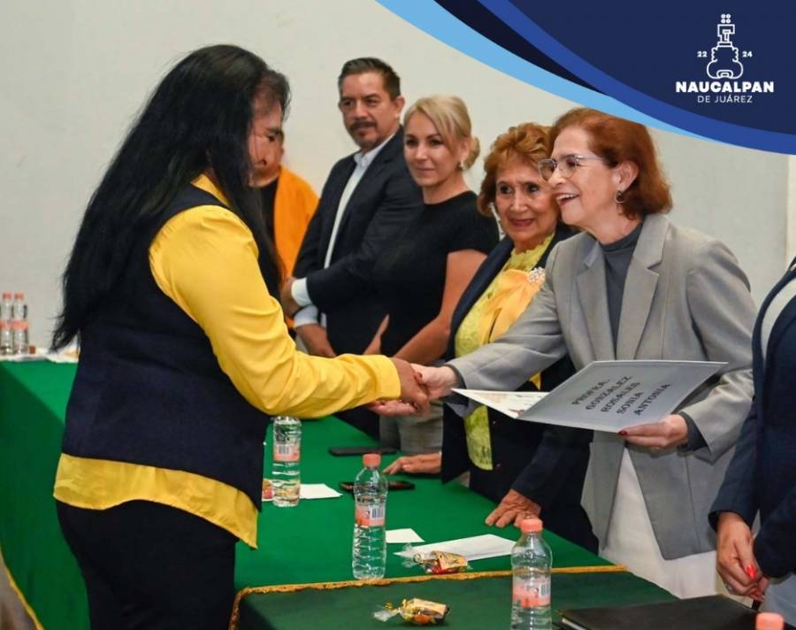 Encabeza Ang&eacute;lica Moya graduaci&oacute;n de estudiantes de centros de educaci&oacute;n para personas jovenes y adultas