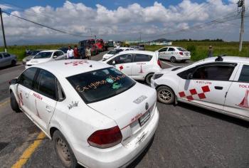 Taxistas del AICM denuncian presiones para unirse a plataformas digitales de transporte
