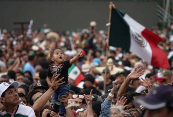 Gracias y adi&oacute;s: Miles acuden a despedirse de AMLO