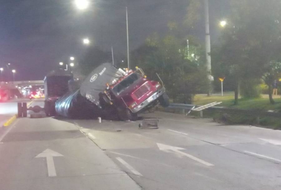 Congesti&oacute;n en Bogot&aacute; por accidente de cami&oacute;n en la autopista norte