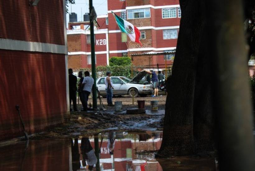 Vecinos de Coacalco, entre charcos y lodo tras la inundaci&oacute;n por tormenta de ayer