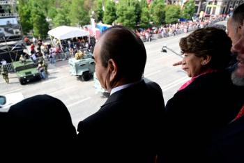 Delfina G&oacute;mez encabeza desfile militar en Toluca