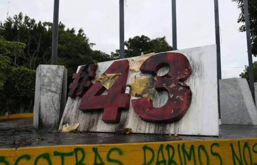 Queman antimonumento de los 43 normalistas en Guerrero