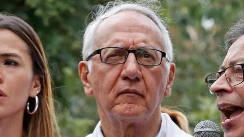 Ministro de Salud de Colombia genera controversia al admitir uso indebido de recursos del sector salud