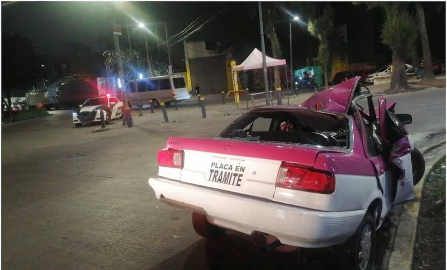 Accidente en Iztapalapa: Taxi destrozado tras ser impactado por un tráiler