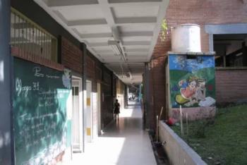 Estudiante de 13 años ataca a su profesor con tijeras en Medellín