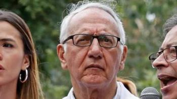 Ministro de Salud de Colombia genera controversia al admitir uso indebido de recursos del sector salud