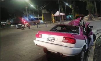 Accidente en Iztapalapa: Taxi destrozado tras ser impactado por un tr&aacute;iler
