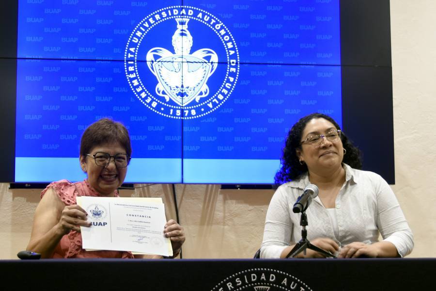 Dicta conferencia Lilia Cedillo a estudiantes de la Prepa Emiliano Zapata