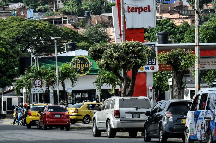 Reglas de Tránsito en Colombia: ¿Sacar el codo por la ventana es una infracción?
