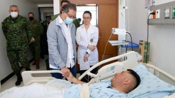 Petro visita a militares heridos en el atentado en Arauca que son atendidos en el hospital Militar de Bogot&aacute;
