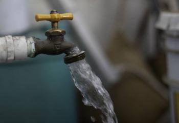 Vecinos de Naucalpan bloquean calles por falta de agua