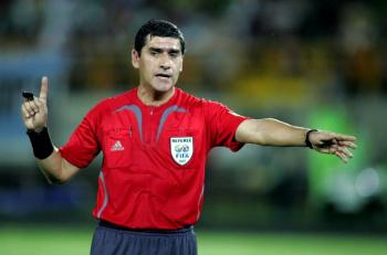 &Aacute;rbitro chileno prefiri&oacute; la playera de Messi que expulsarlo en partido ante M&eacute;xico