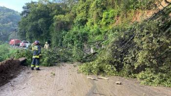Cierran carretera Naucalpan-Huixquilican por riesgo de deslaves