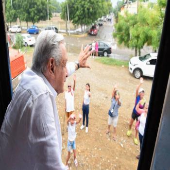 Con mantas de agradecimiento Oaxaca despide a AMLO