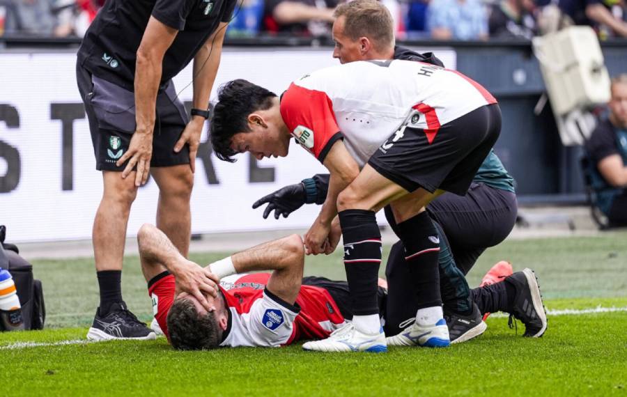 Santiago Giménez sale en camilla del partido del Feyenoord y enciende las alarmas