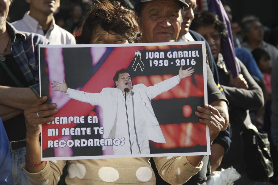 El Zócalo se llena de vida para la proyección del concierto de Juan Gabriel en Bellas Artes