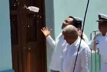 Insultos y una botella de agua lanzan a AMLO en Veracruz trabajadores del PJ, y simpatizantes le cantan canci&oacute;n que M&eacute;xico enton&oacute; a Juan Pablo II