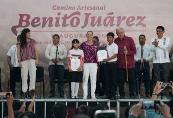 AMLO y Sheinbaum inauguran camino artesanal en Guelatao, Oaxaca