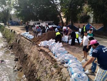 Tap&oacute;n de basura en la presa Los Cuartos genera riesgo de desbordamiento en Naucalpan