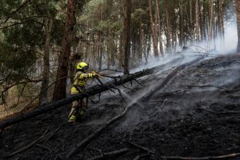 Incendio en Mondo&ntilde;edo obliga a evacuar a bomberos y se mantiene fuera de control