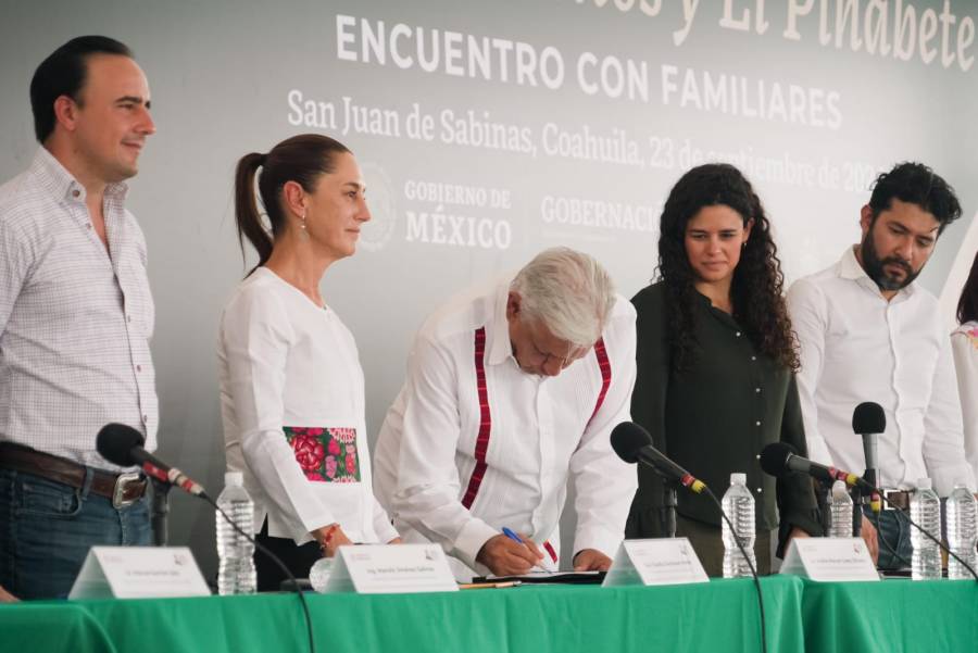 AMLO y Sheinbaum firman compromiso de seguir con búsqueda de mineros