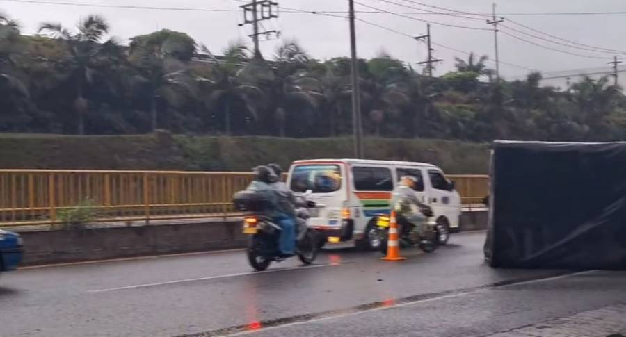 Protesta y volcamiento complican tránsito en la Autopista Medellín-Bogotá