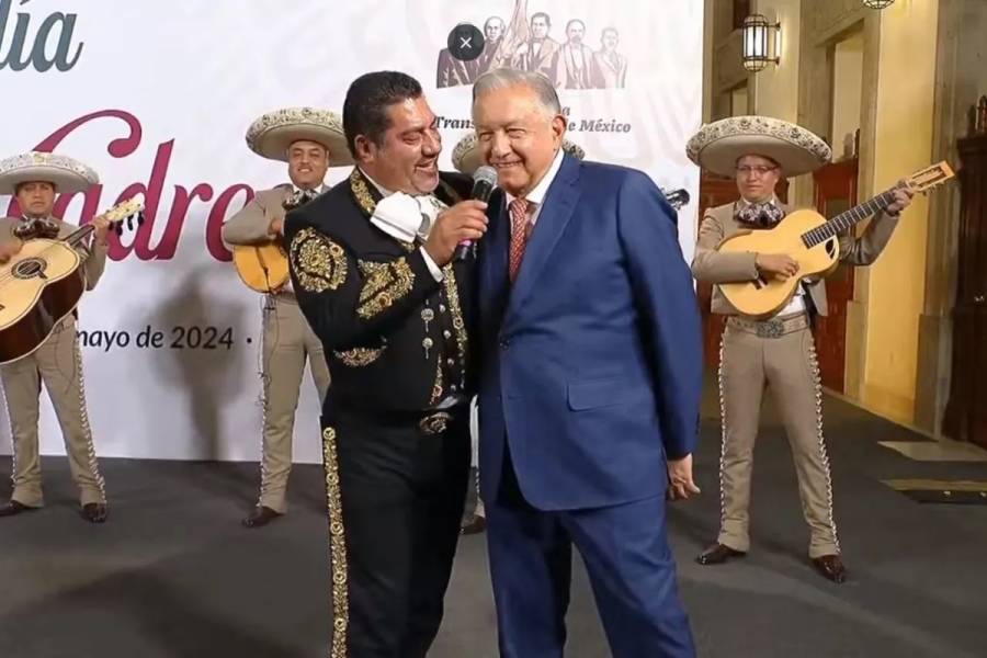 AMLO se despide de Gabinete de Seguridad con tamales y mariachis