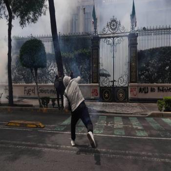 A diez a&ntilde;os de la desaparici&oacute;n de los 43 de Ayotzinapa, normalistas atacan el edificio de Segob
